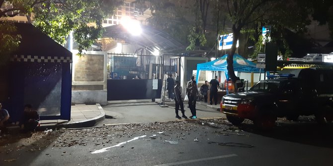 Hasil Rekapitulasi Sudah Diumumkan, Kawat Berduri di Depan 