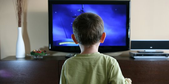 Kebiasaan Menonton TV Bisa Buat Durasi dan Kualitas Tidur Anak-Anak Menurun