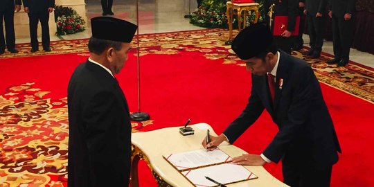 Jokowi Lantik Hinsa Siburian Sebagai Kepala Badan Siber dan Sandi Negara