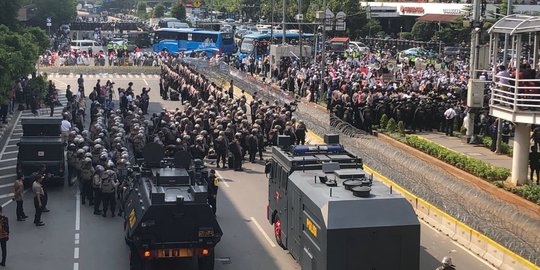 Ribuan Aparat Siaga Amankan Demo di Bawaslu, Jl MH Thamrin Ditutup