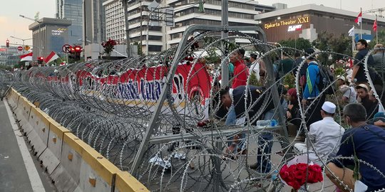 Sudah Lewat Pukul 18.00, Massa Pro Prabowo Masih Bertahan di Bawaslu