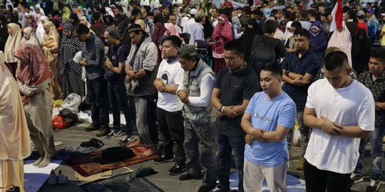 Massa Salat Isya dan Tarawih Berjemaah di Depan Gedung Bawaslu