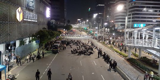 Sebelum Bubar, Sejumlah Massa Demo di Bawaslu Bersalaman dengan Polisi