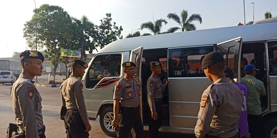 Polisi Razia Bus dan Travel Angkut Massa Aksi 22 Mei di Tol Cikampek