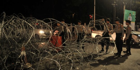 Polisi Siaga Dekat Asrama Brimob, Massa Masih Bertahan