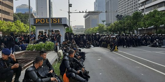 Polisi Siaga usai Massa Demo 22 Mei Mulai Berkumpul di Depan Bawaslu