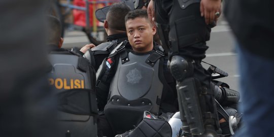 Wajah Lelah Polisi Kawal Demo di Bawaslu