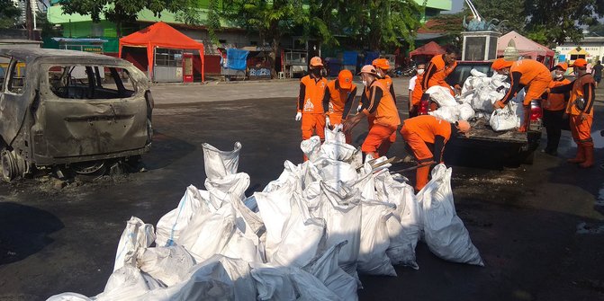 'Pasukan Orange' Angkut 100 Karung Puing Sisa Bentrokan di Jalan Petamburan