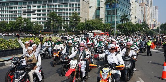 Polisi dan FPI Halau Massa di Flyover Slipi