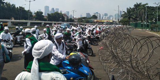 Pendemo Bersorban Geruduk Parlemen, Minta Anggota DPR Buka Mata