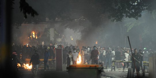 Polisi Amankan Ambulans Berlogo Partai Berisi Batu & Amplop Usai Ricuh di Petamburan