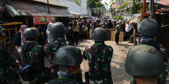Dibantu TNI, Polisi Pukul Mundur Massa di Petamburan ke Arah Jati Baru