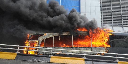 5 Bus Brimob Dibakar di Flyover Slipi, Marinir dan Paskhas Turun Tangan