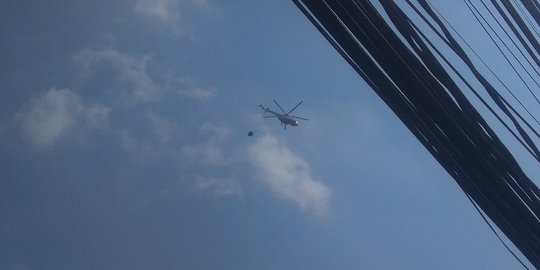 Bentrokan di Tanah Abang, Polisi Semprot Air dari Helikopter