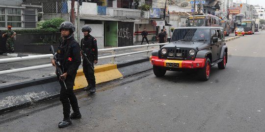 Aksi Brimob Usir Massa Pembakar Bus Polisi di Slipi