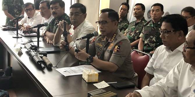 Kapolri Tunjukkan Senapan M-4 Carbine Diduga Akan Dipakai 