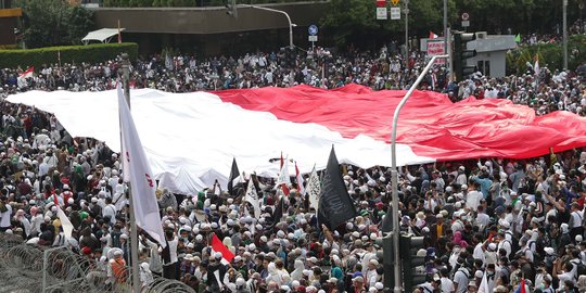 Bendera Merah Putih Raksasa Warnai Aksi 22 Mei di Bawaslu