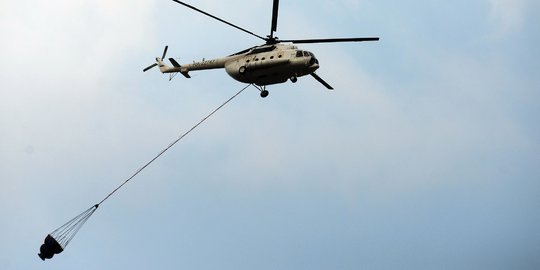 Aksi Helikopter Padamkan Api Pengunjuk Rasa di Slipi