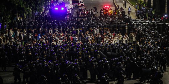 Situasi di Depan Bawaslu Memanas, Polisi Minta Massa Tenang
