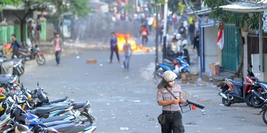 Polisi Tembakkan Gas Air Mata Pukul Mundur Massa di Slipi