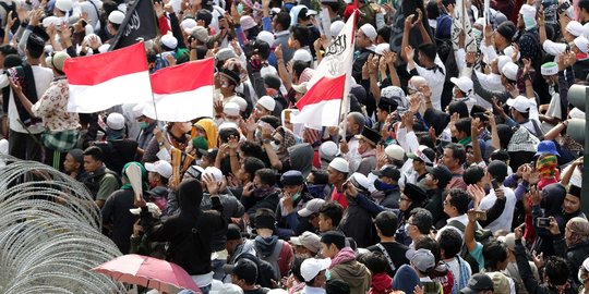 Di Tengah Suasana Aksi, Demonstran dan Polisi Sempat Buka Puasa Bersama