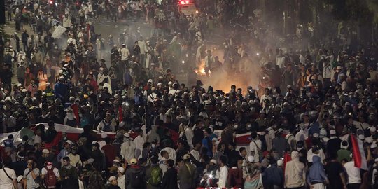 Pos Polisi di Thamrin Dibakar, Polisi Semprot Massa dengan Water Cannon