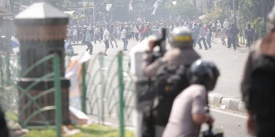 Jalan Thamrin Sudah Kondusif, Polisi dan Perusuh Berhadapan di Kebon Sirih