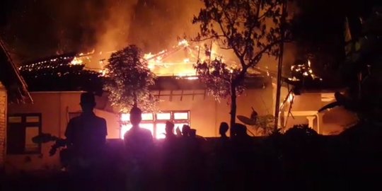 Kantor Polsek Tambelangan Sampang Dilempari Batu dan Dibakar Massa