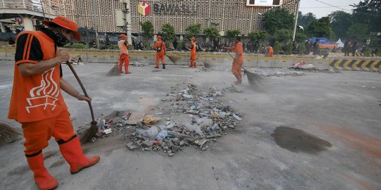 Pasukan Oranye Bersihkan Sisa Bentrokan di Bawaslu