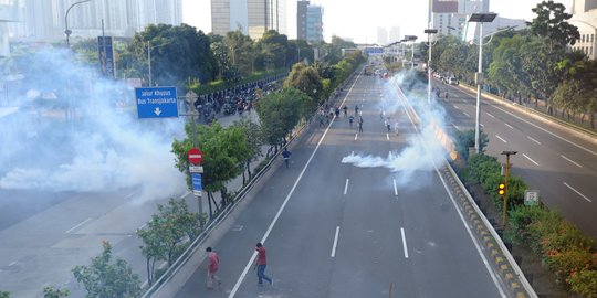 Sisa Aroma Gas Air Mata Masih Tercium di Flyover Slipi