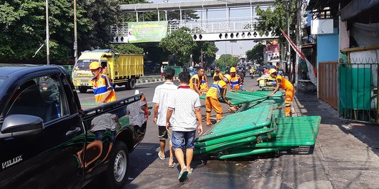 Pasukan Oranye Kumpulkan Pagar Pembatas Jalan yang Dirusak Perusuh Aksi 22 Mei