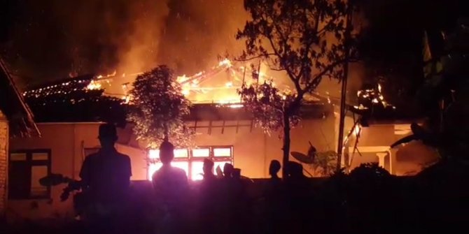 Polsek Tambelangan Dibakar, 300 Personel Bersenjata Lengkap Siaga di Madura