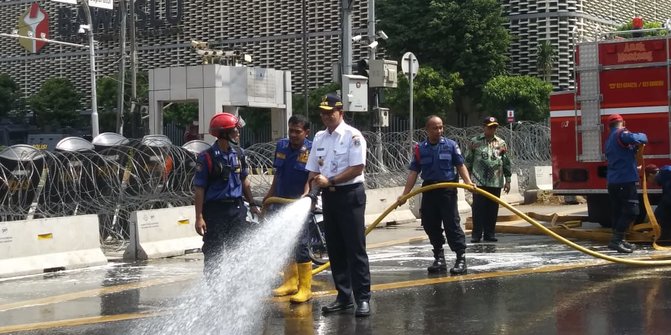 Aksi Anies Pimpin Pembersihan Lokasi Demo 22 Mei di Depan 