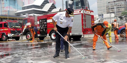 Anies Baswedan dan PPSU Bersihkan Lokasi Demo 22 Mei