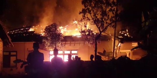 Kronologi Massa Bakar Polsek Tambelangan