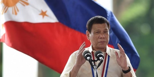 Duterte Ancam Buang Kontainer Sampah ke Perairan Kanada