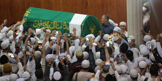 Puluhan Ribu Jemaah dan Santri Iringi Pemakaman Ustaz Arifin Ilham