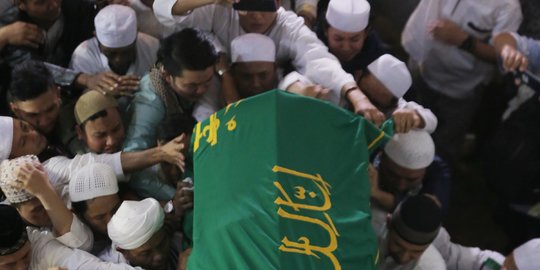 Lantunan Zikir dan Takbir Menggema saat Jenazah Ustaz Arifin Ilham Dimakamkan