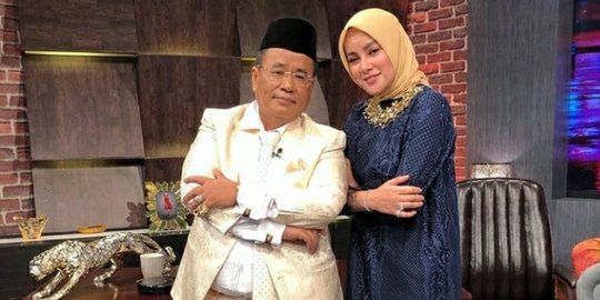 Hotman Paris Tampil Berpeci, Warganet Heboh