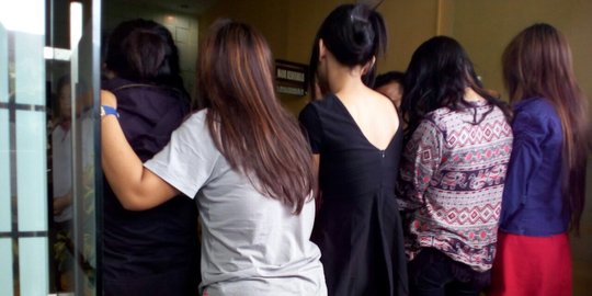 Muncikari Cewek Berusia 19 Tahun Kendalikan Prostitusi Online di Karawang