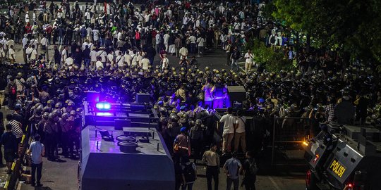 6 Anggota Polda Bali Terluka Saat Amankan Demo di Depan Bawaslu