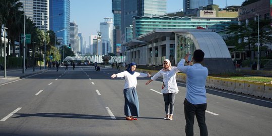 Jalan MH Thamrin Ditutup, Warga Asyik Berfoto