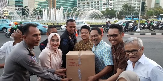 TKN Jokowi-Ma'ruf dan Relawan GoJo Buka Puasa Bersama Aparat di Bundaran HI