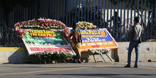 Karangan Bunga Ucapan Terima kasih Untuk TNI-Polri di Bawaslu