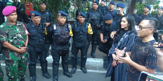 Beri Dukungan, Sejumlah Artis Bagikan Takjil buat TNI-Polri di Depan MK