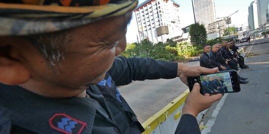 Aktivitas Anggota Brimob di Sela-sela Penjagaan
