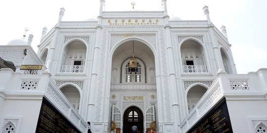 Melihat Kemegahan Masjid Ramlie Musofa yang Mirip Taj Mahal