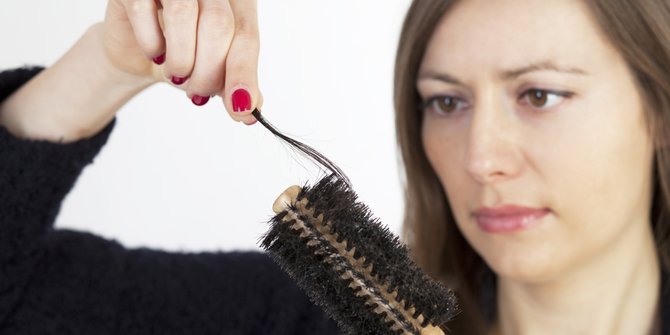 5 Masalah Kesehatan yang Bisa Jadi Wanita Mengalami Kerontokan Rambut