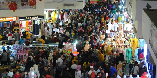 Jelang Hari Raya, Warga Mulai Padati Pasar Tanah Abang