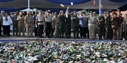 Gubernur Anies Baswedan Musnahkan 18.174 Botol Miras